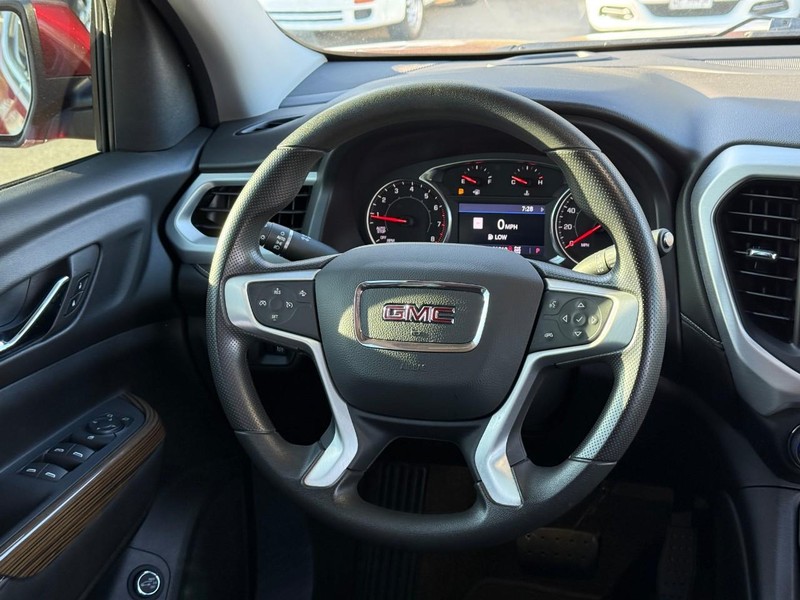 GMC Acadia Vehicle Image 17