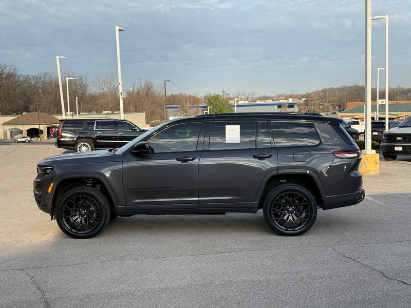 Jeep Grand Cherokee L Vehicle Full-screen Gallery Image 2