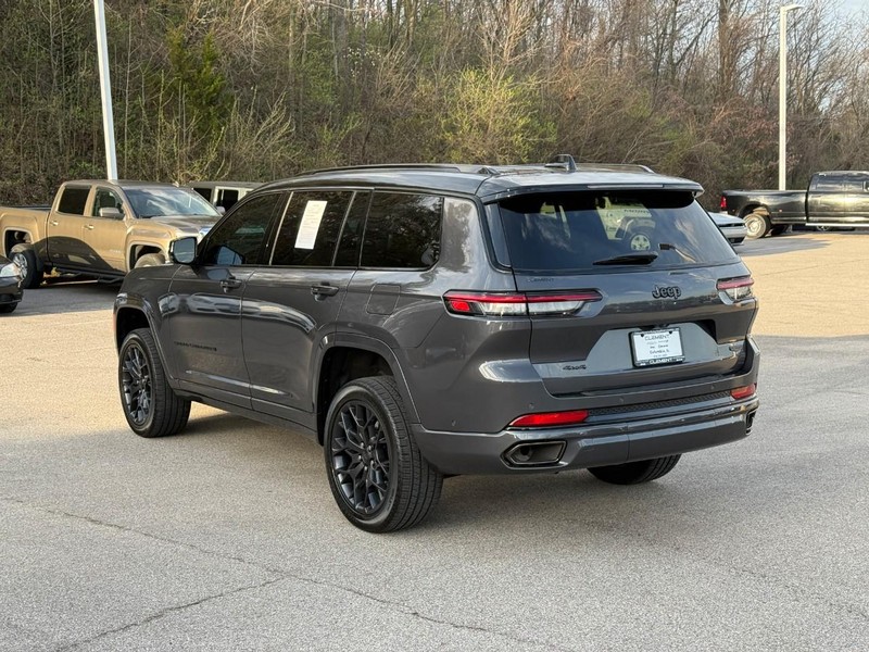 Jeep Grand Cherokee L Vehicle Full-screen Gallery Image 3