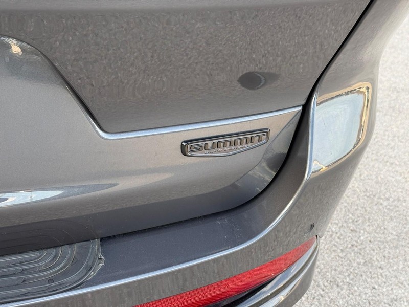 Jeep Grand Cherokee L Vehicle Full-screen Gallery Image 5