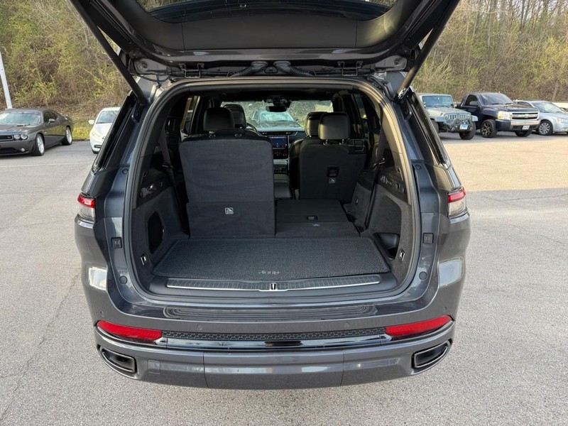 Jeep Grand Cherokee L Vehicle Full-screen Gallery Image 6