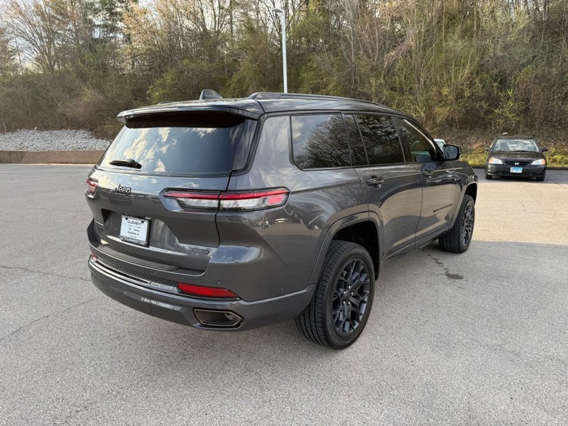 Jeep Grand Cherokee L Vehicle Full-screen Gallery Image 8
