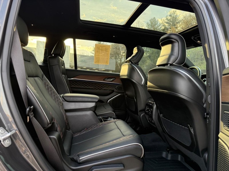 Jeep Grand Cherokee L Vehicle Full-screen Gallery Image 11