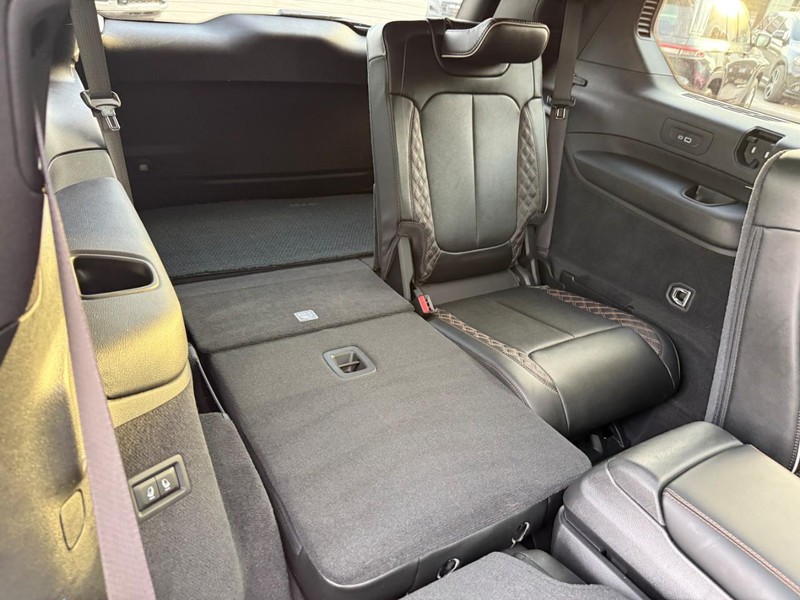 Jeep Grand Cherokee L Vehicle Full-screen Gallery Image 12