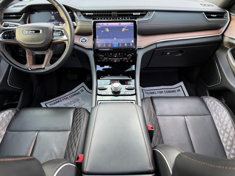 Jeep Grand Cherokee L Vehicle Full-screen Gallery Image 13