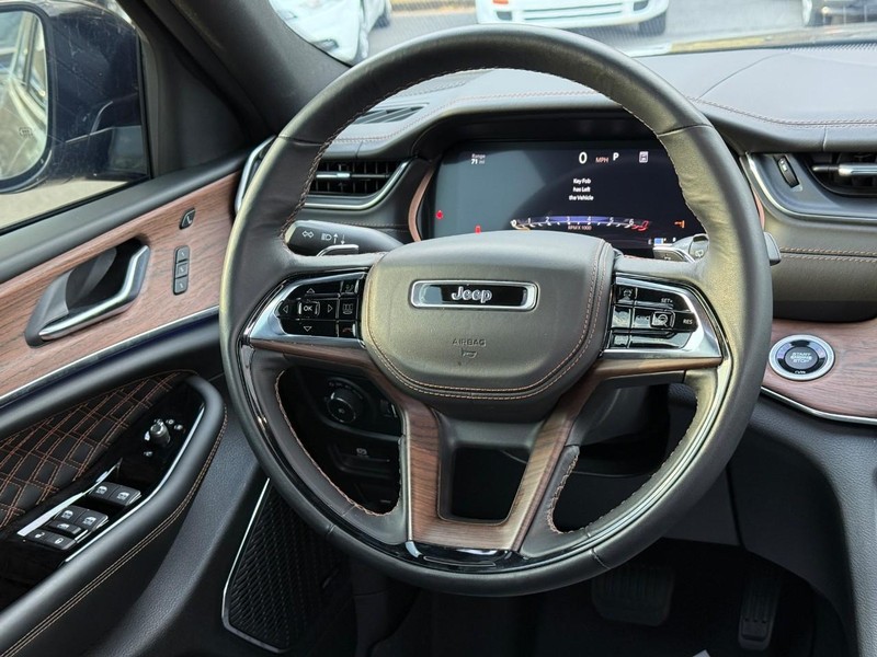 Jeep Grand Cherokee L Vehicle Full-screen Gallery Image 14