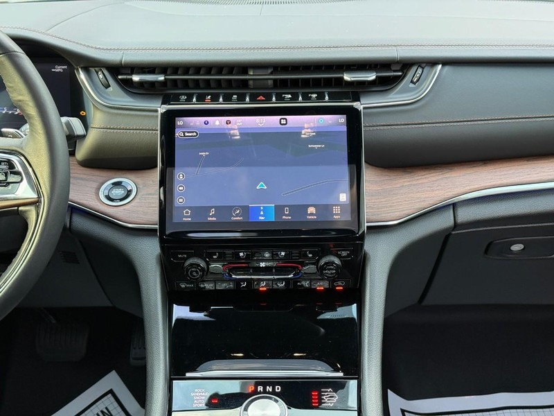 Jeep Grand Cherokee L Vehicle Full-screen Gallery Image 15