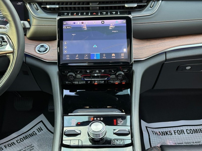 Jeep Grand Cherokee L Vehicle Full-screen Gallery Image 16