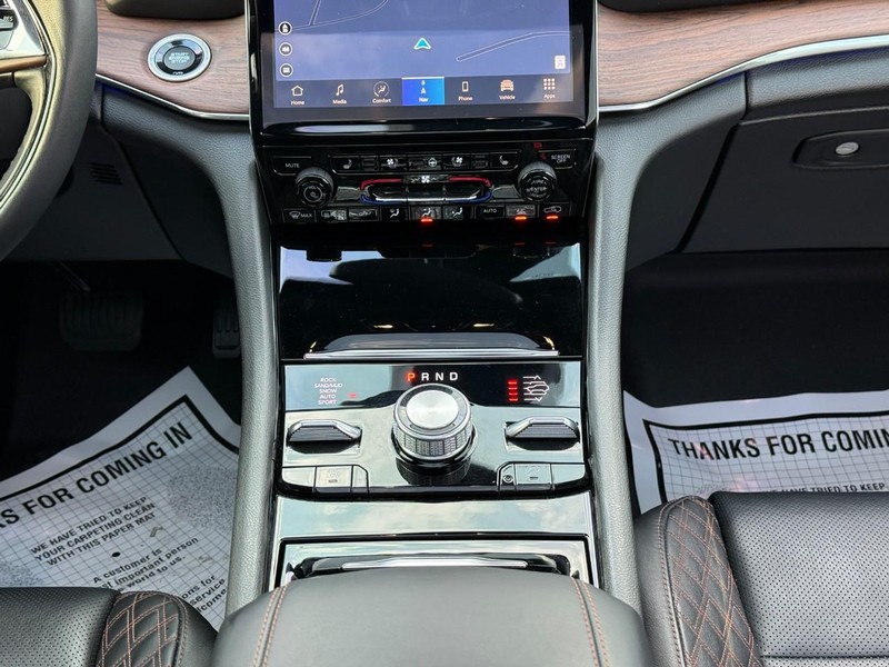 Jeep Grand Cherokee L Vehicle Full-screen Gallery Image 17