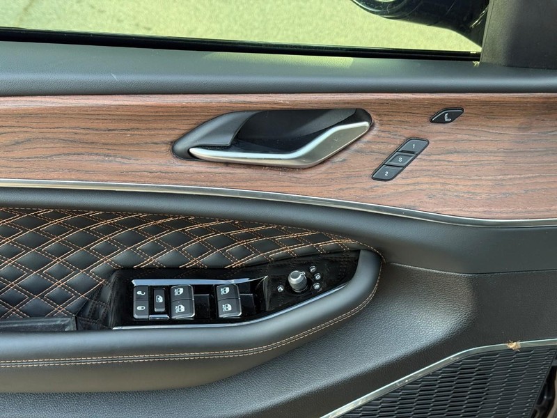 Jeep Grand Cherokee L Vehicle Full-screen Gallery Image 18