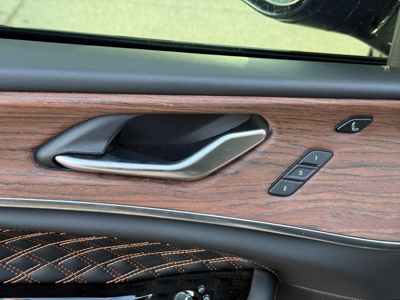 Jeep Grand Cherokee L Vehicle Full-screen Gallery Image 19