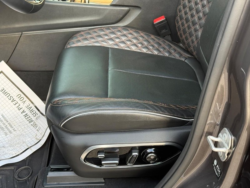 Jeep Grand Cherokee L Vehicle Full-screen Gallery Image 20