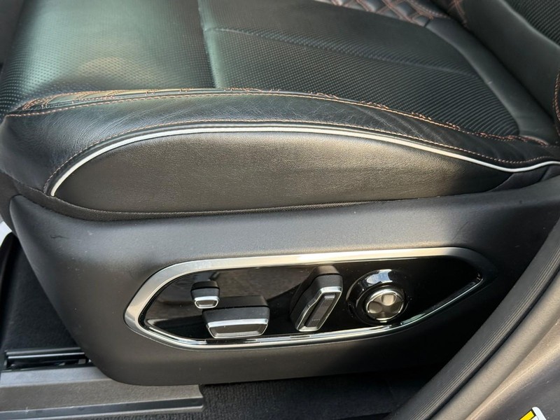 Jeep Grand Cherokee L Vehicle Full-screen Gallery Image 21