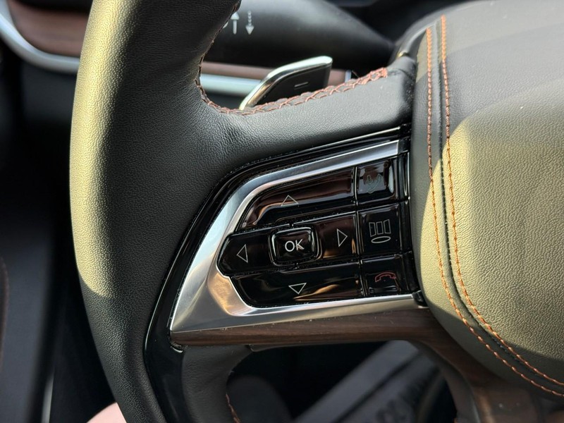 Jeep Grand Cherokee L Vehicle Full-screen Gallery Image 22