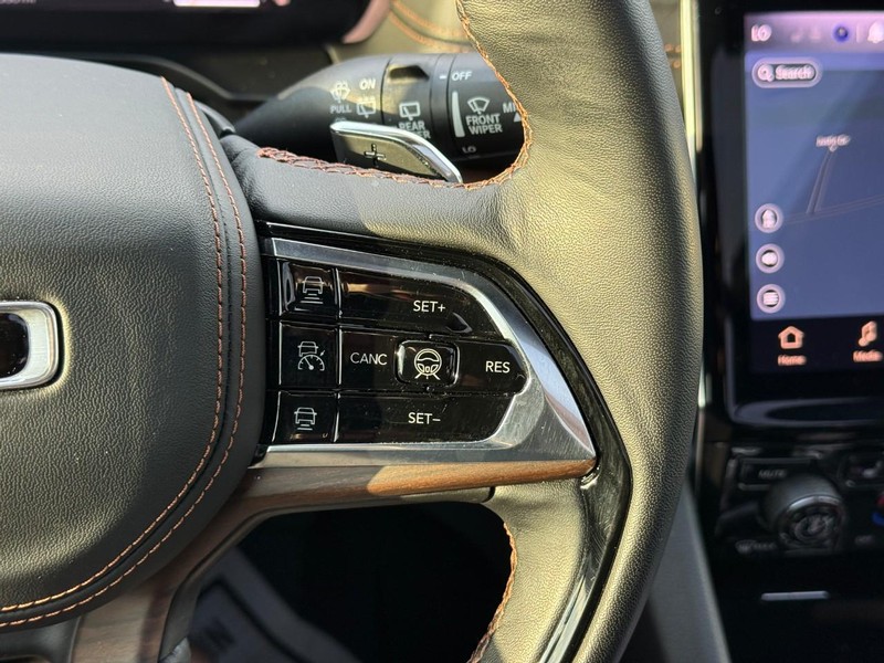 Jeep Grand Cherokee L Vehicle Full-screen Gallery Image 23