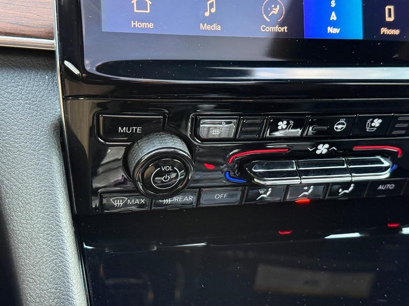 Jeep Grand Cherokee L Vehicle Full-screen Gallery Image 24