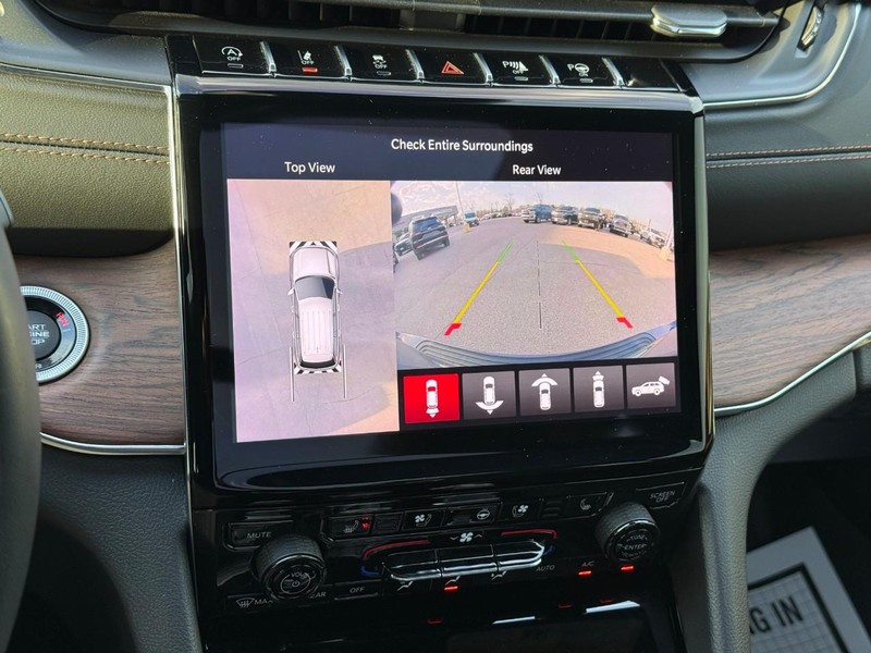 Jeep Grand Cherokee L Vehicle Full-screen Gallery Image 26