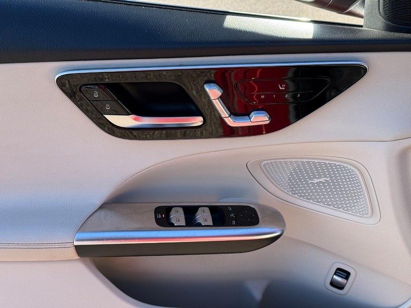 Mercedes-Benz C-Class Vehicle Image 18