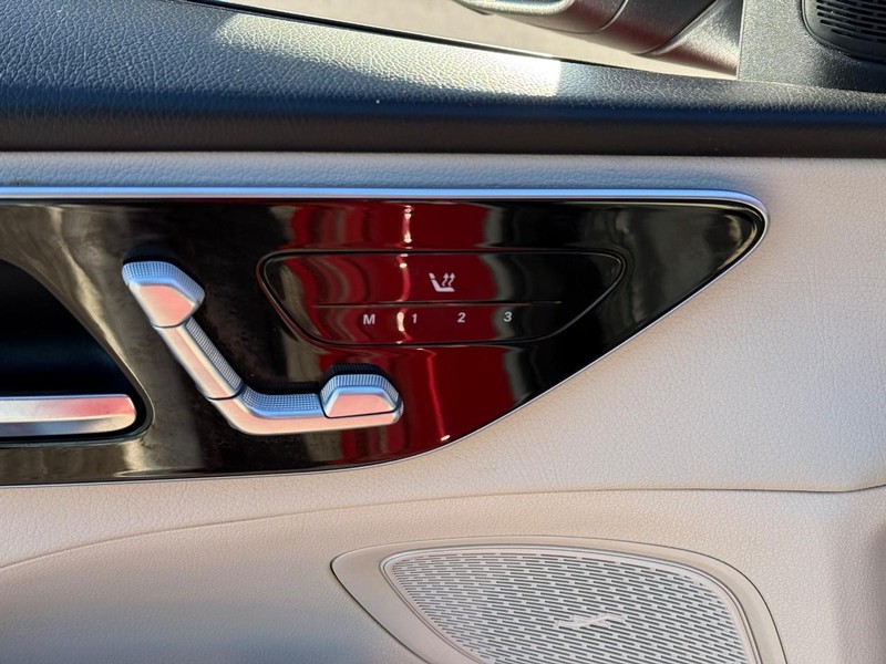 Mercedes-Benz C-Class Vehicle Image 19