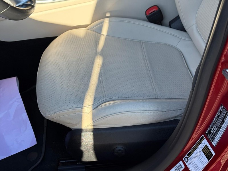 Mercedes-Benz C-Class Vehicle Image 20