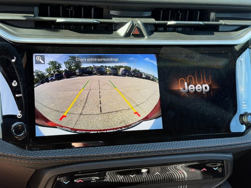 Jeep Cherokee Vehicle Full-screen Gallery Image 17