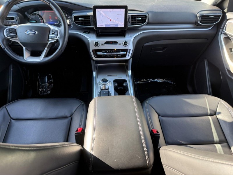 Ford Explorer Vehicle Image 15