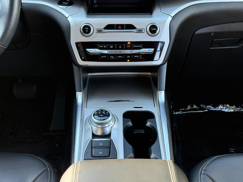 Ford Explorer Vehicle Image 18