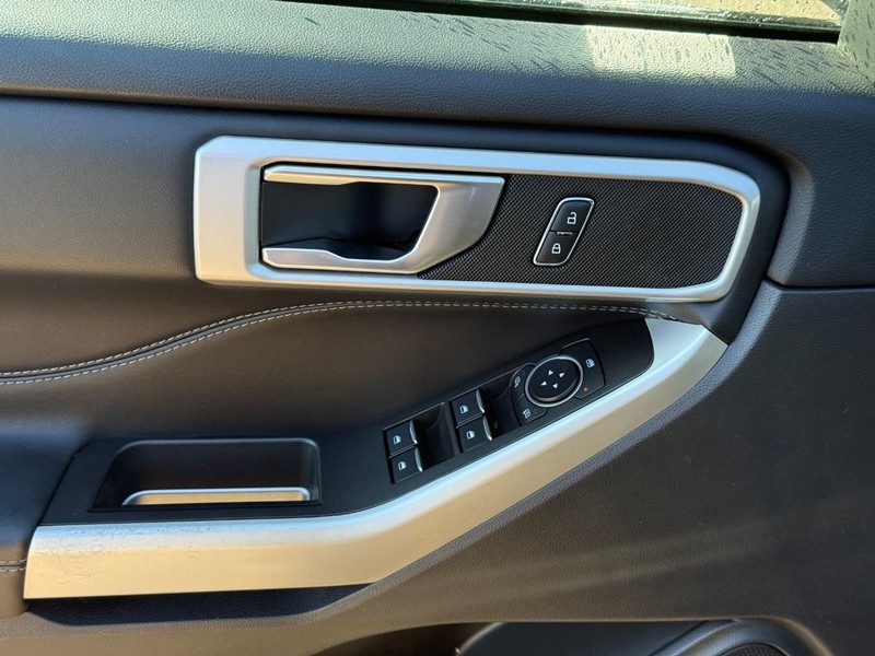Ford Explorer Vehicle Image 19