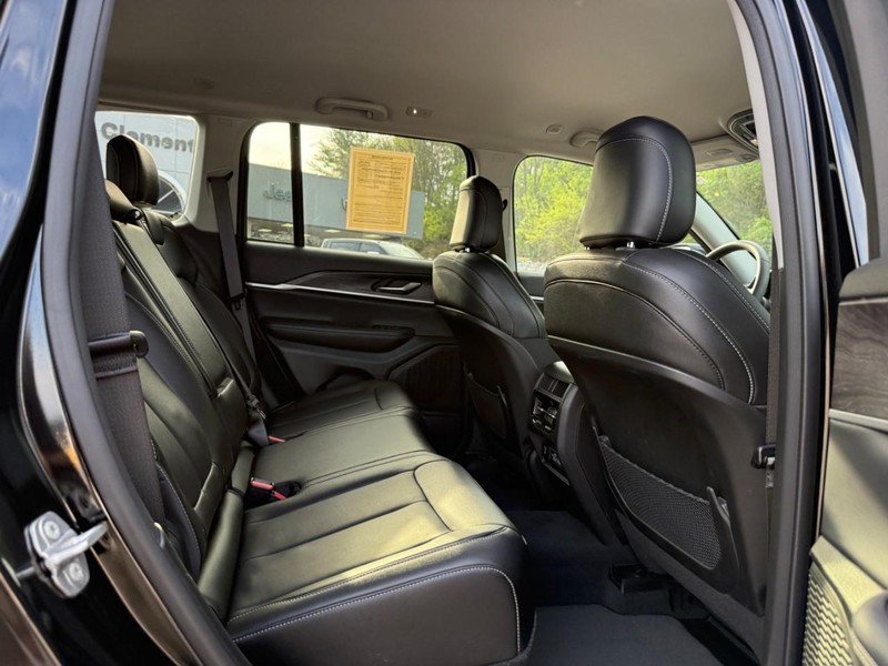 Jeep Grand Cherokee Vehicle Image 11