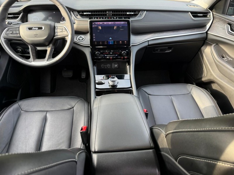 Jeep Grand Cherokee Vehicle Image 12