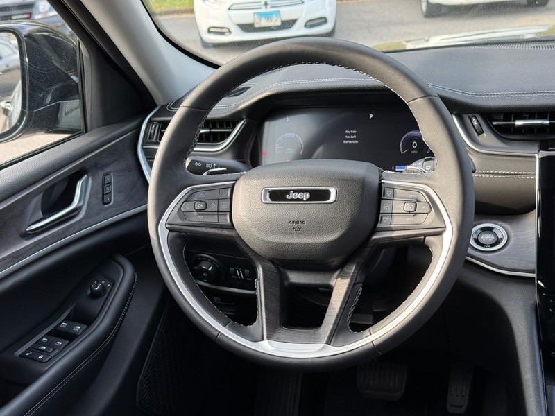 Jeep Grand Cherokee Vehicle Image 13