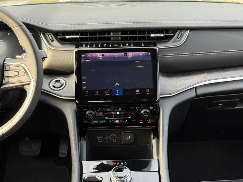 Jeep Grand Cherokee Vehicle Image 14