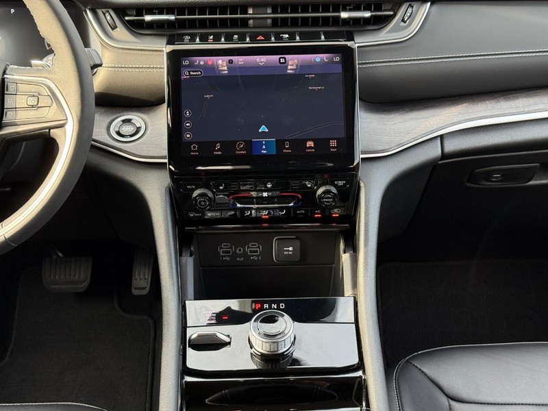 Jeep Grand Cherokee Vehicle Image 15