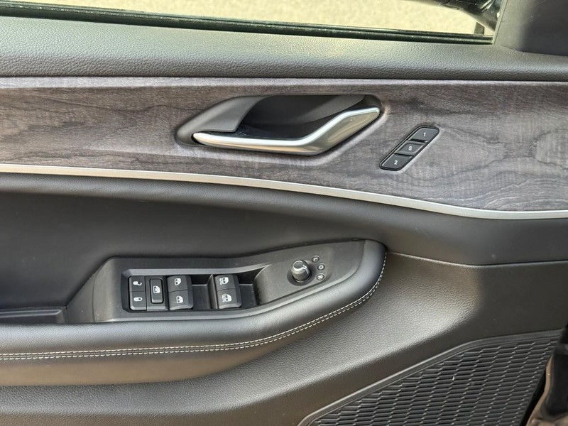 Jeep Grand Cherokee Vehicle Image 16