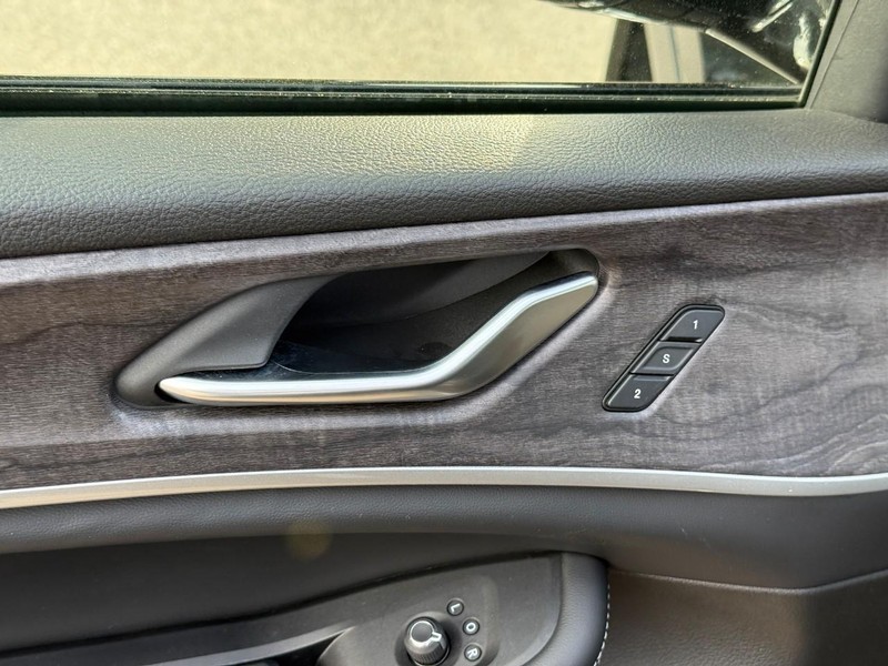 Jeep Grand Cherokee Vehicle Image 17