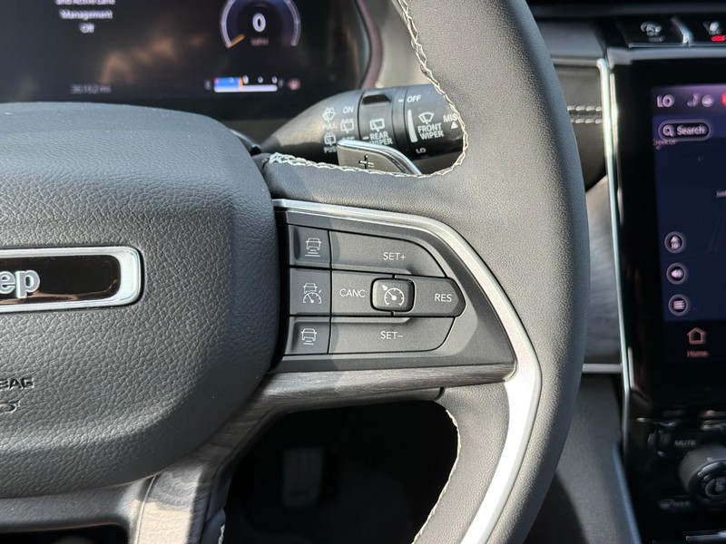 Jeep Grand Cherokee Vehicle Image 21