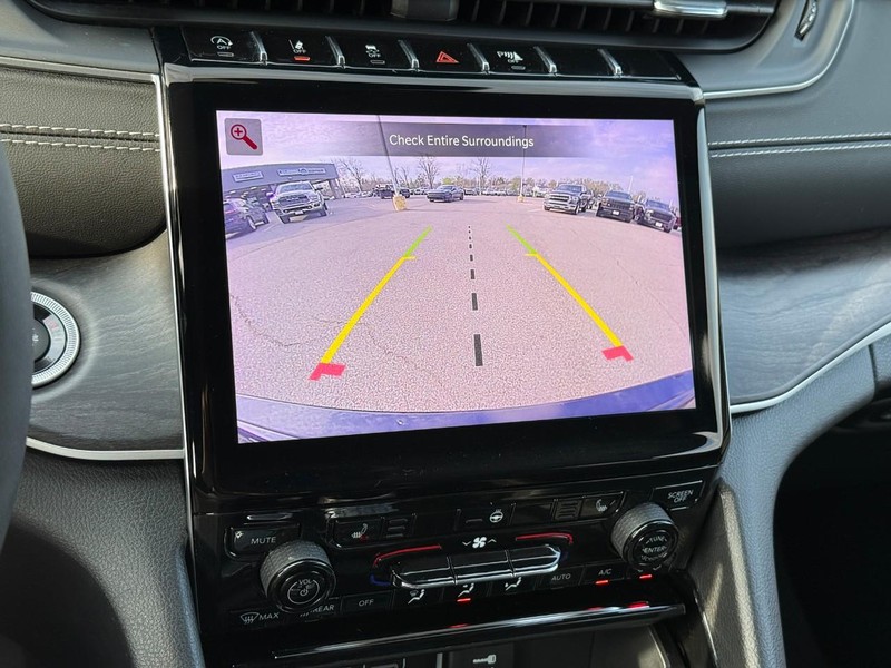 Jeep Grand Cherokee Vehicle Image 25