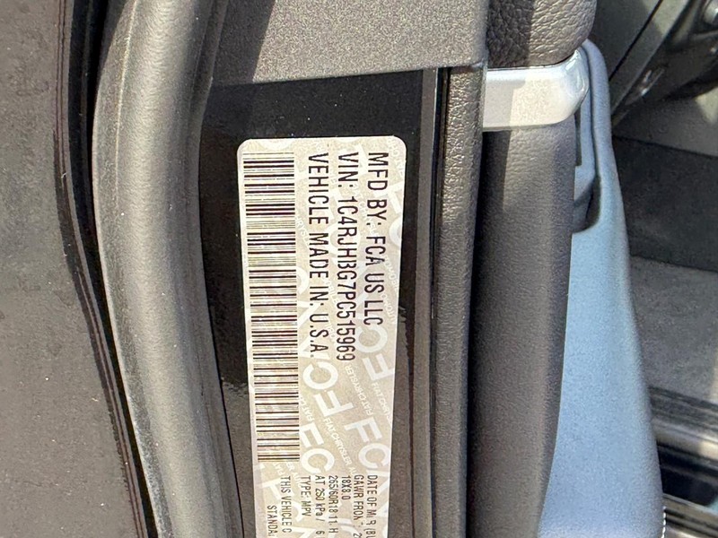 Jeep Grand Cherokee Vehicle Image 26