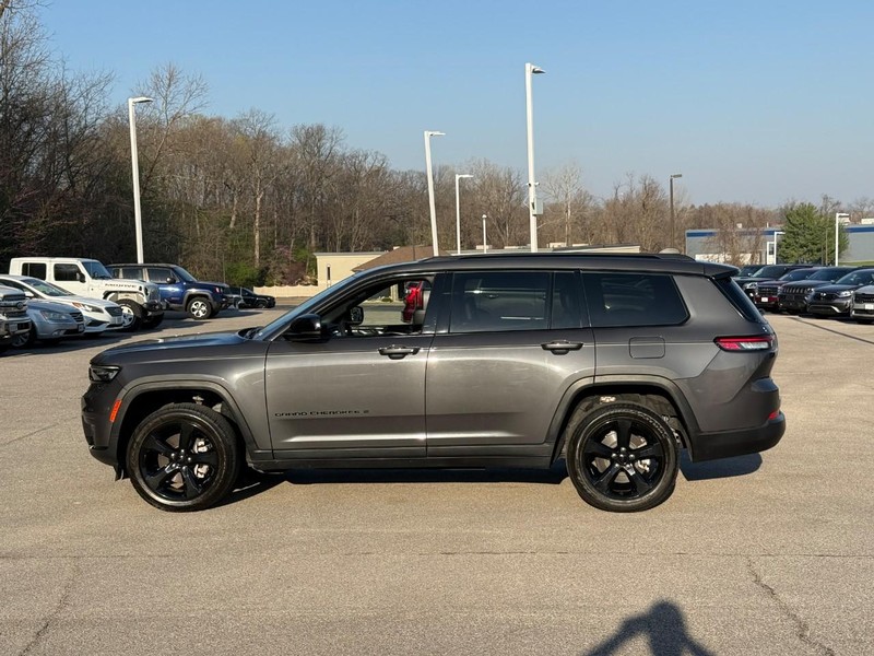 Jeep Grand Cherokee L Vehicle Full-screen Gallery Image 2