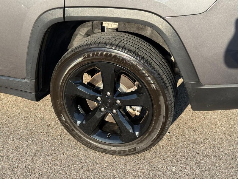 Jeep Grand Cherokee L Vehicle Full-screen Gallery Image 4