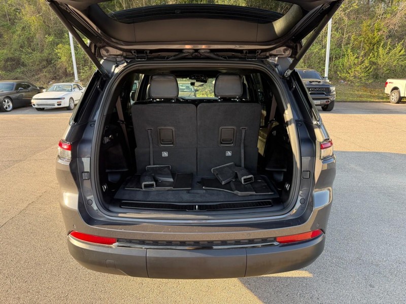 Jeep Grand Cherokee L Vehicle Full-screen Gallery Image 5