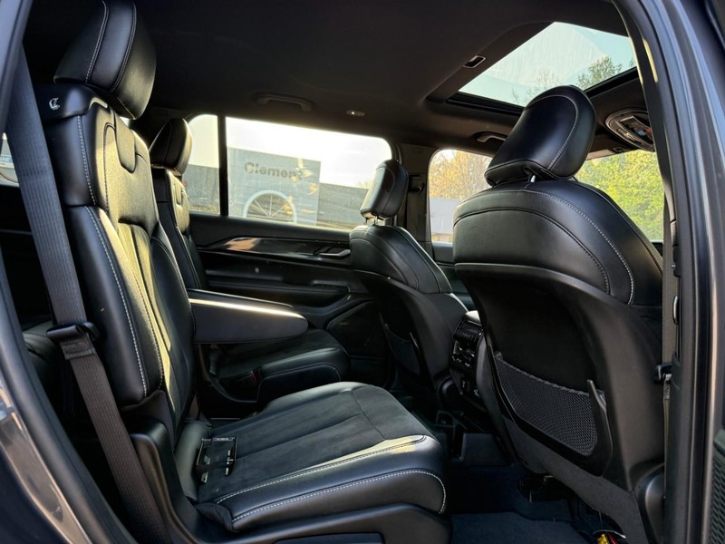 Jeep Grand Cherokee L Vehicle Full-screen Gallery Image 10