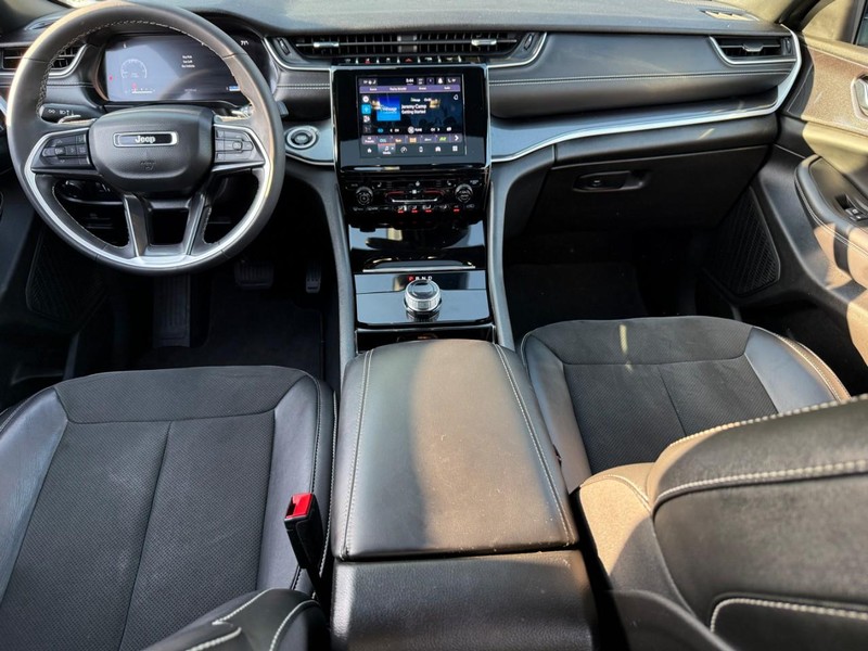 Jeep Grand Cherokee L Vehicle Full-screen Gallery Image 12