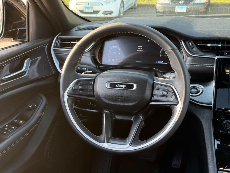 Jeep Grand Cherokee L Vehicle Full-screen Gallery Image 13