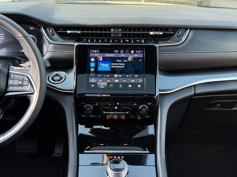 Jeep Grand Cherokee L Vehicle Full-screen Gallery Image 14