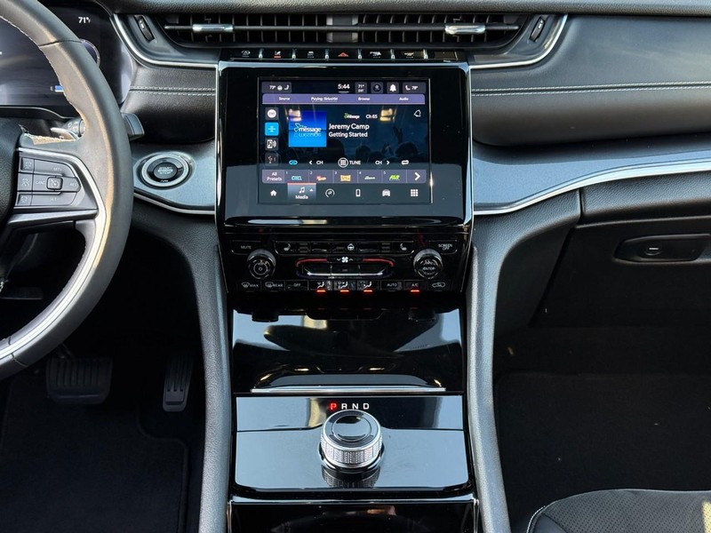 Jeep Grand Cherokee L Vehicle Full-screen Gallery Image 15