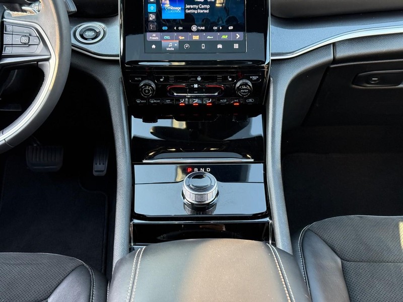 Jeep Grand Cherokee L Vehicle Full-screen Gallery Image 16