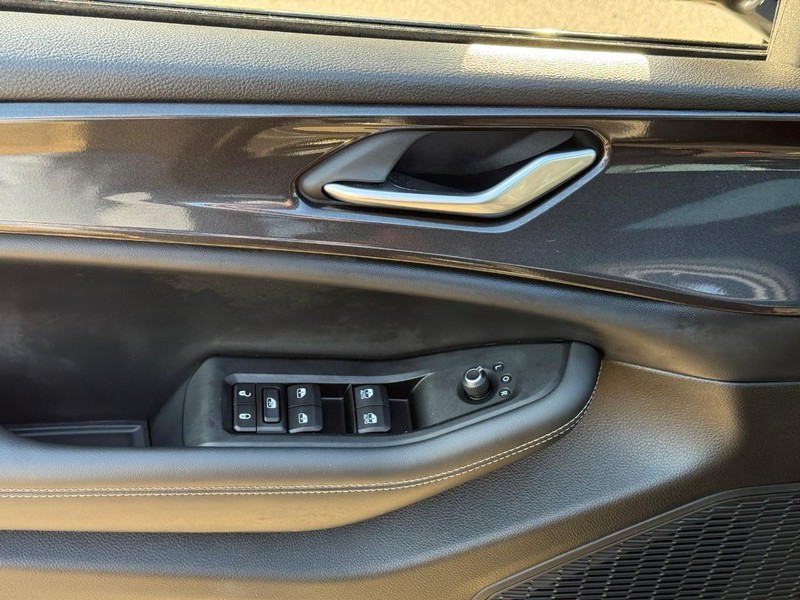 Jeep Grand Cherokee L Vehicle Full-screen Gallery Image 17