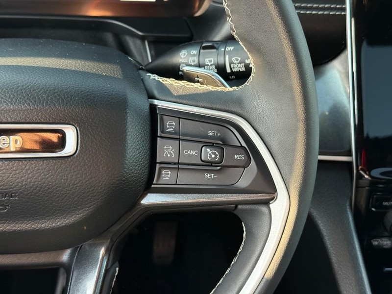 Jeep Grand Cherokee L Vehicle Full-screen Gallery Image 20