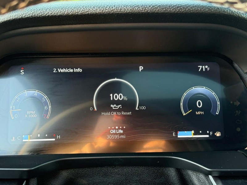 Jeep Grand Cherokee L Vehicle Full-screen Gallery Image 21